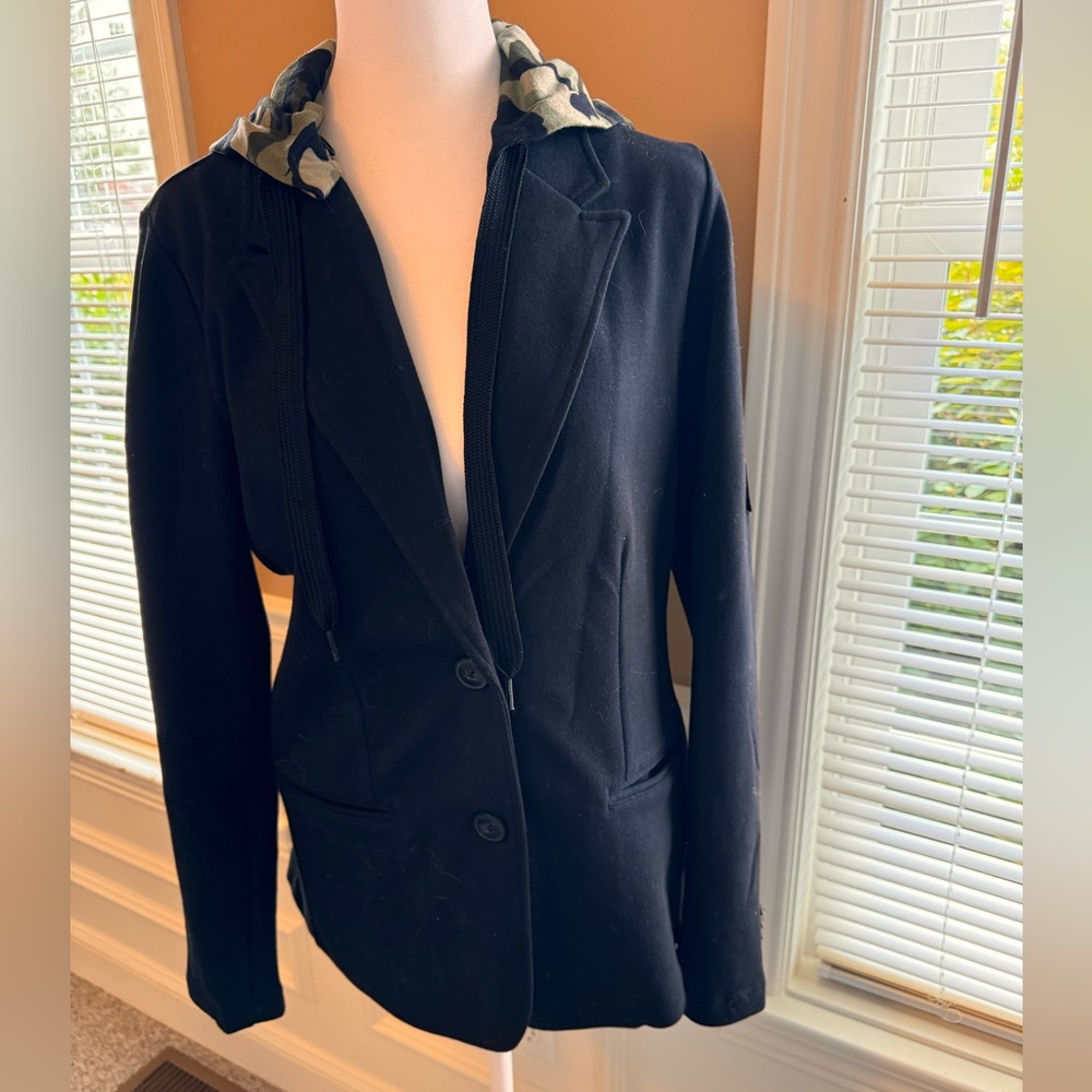 Miller Wendt black pointe blazer with detachable hood - size Medium